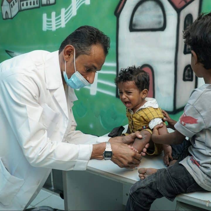 Bassam, 1 an, est examiné par le Dr Mostafa Hassan au centre de prothèses d'Aden, au Yémen, le 14 octobre 2021. ©UNICEF/UN0539887/Noman