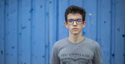 Illia, 15 ans, n’a pas de cicatrices visibles dues aux obus qui sont tombés sur sa ville, pourtant le traumatisme demeure présent. « En une fraction de seconde, il y a eu une explosion. Tout ce dont je me souviens, c’est que mes oreilles bourdonnaient et que j’ai vu une ligne de feu jaune », témoigne le jeune garçon. Photo prise en Ukraine le 1er février 2022.