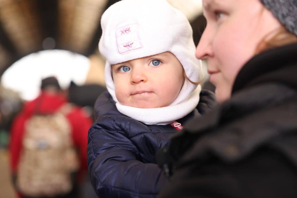 Asya et sa fille, âgée d’à peine un an, fuient le conflit Ukrainien.Photo prise en Ukraine le 27 février 2022.