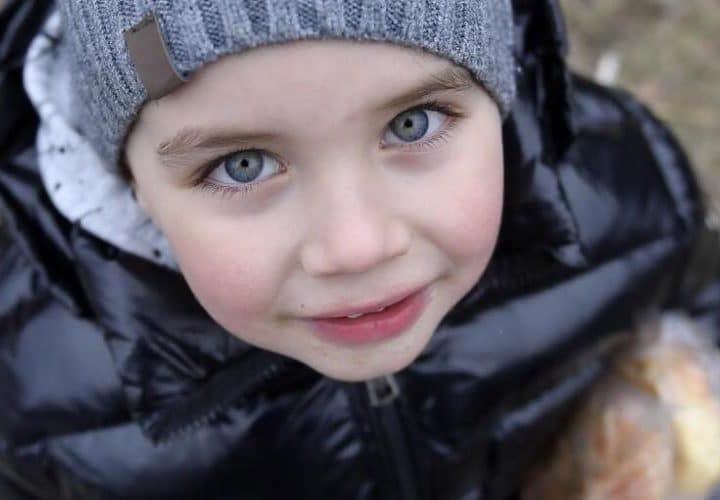 Max, 4 ans, et sa mère, Aliona, ont décidé de fuir le conflit en Ukraine pour se rendre en Roumanie. Photo prise le 27 février 2022.