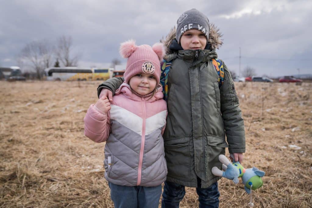 Divia, 5 ans, et Damia, 8 ans, sont arrivés avec leur mère, Olga, en Roumanie lundi 28 février depuis Zaporizhzhia, une ville du sud-est de l'Ukraine. Photo prise le 28 février 2022.