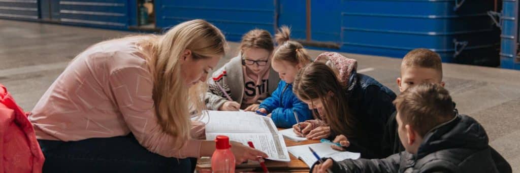 Les équipes d'UNICEF mettent à disposition du matériel avec notamment des cahiers, des stylos et des crayons, de la pâte à modeler et de la peinture dans une station de métro à Kharkiv en Ukraine.