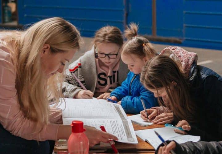 Les équipes d'UNICEF mettent à disposition du matériel avec notamment des cahiers, des stylos et des crayons, de la pâte à modeler et de la peinture dans une station de métro à Kharkiv en Ukraine.