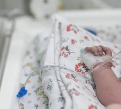 En Ukraine, des nouveau-nés grandissent dans le sous-sol d’un hôpital