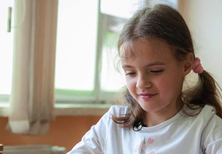 Sasha, 10 ans, est assise en salle de classe le dernier jour dans une école du centre ville de Chisnau, en Moldavie.