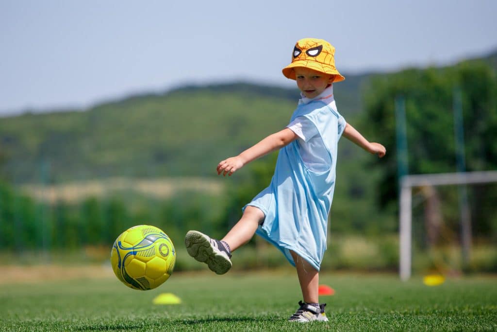Sur un terrain de football à Serednie, un petit village à l’ouest de l’Ukraine, un groupe de 30 enfants pratiquent le sport le plus populaire au monde : le football