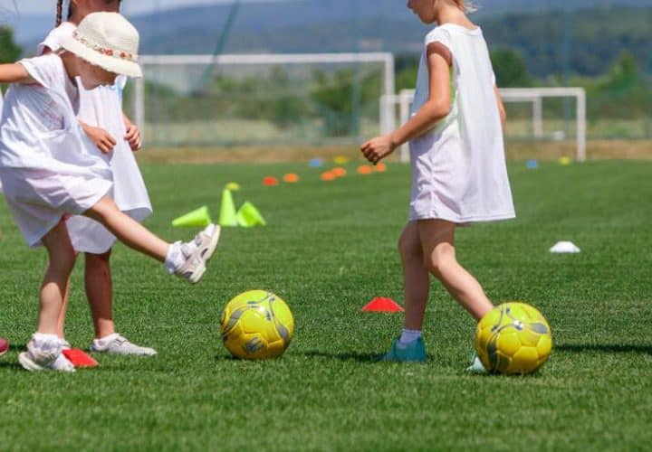 L’UNICEF a mis en place, en lien avec le ministère ukrainien de l’éducation, le programme « PORUCH ». Ce dernier consiste à apporter un soutien en matière de santé mentale aux enfants et adolescents âgés de 6 à 18 ans, avec de psychologues, qui les accompagnent en leur offrant de jouer et de pratiquer des activités ludiques et sportives.