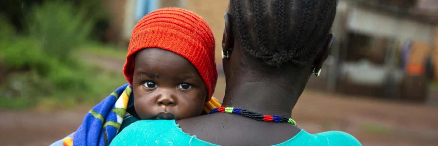 4 octobre 2019. Wau : Veronica Marco Bareza porte son plus jeune enfant, Mubarak (9 mois), à l'hôpital de Wau, au Sud-Soudan. Veronica est séropositive, mais aucun de ses sept enfants ne l'est, car elle a suivi le programme de prévention de la transmission mère-enfant (PTME) depuis le moment où elle a pris conscience de son état.