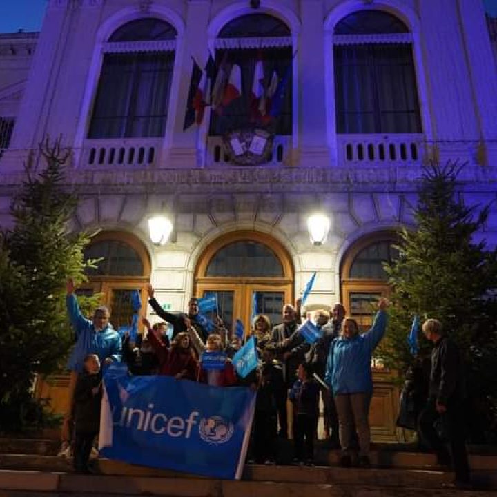 Photo de la mairie de la ville d'Albertville, illuminée en bleu à l'occasion du 20 novembre 2021.