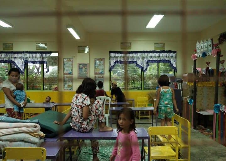 Le 25 septembre 2022, des résidents et des familles séjournent temporairement dans l'école élémentaire Talao-Talao à Lucena, aux Philippines. L'école sert de centre d'évacuation alors que le super typhon Noru approche des Philippines. ©UNICEF/UN0709973/Cayco