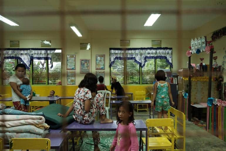 Le 25 septembre 2022, des résidents et des familles séjournent temporairement dans l'école élémentaire Talao-Talao à Lucena, aux Philippines. L'école sert de centre d'évacuation alors que le super typhon Noru approche des Philippines. ©UNICEF/UN0709973/Cayco