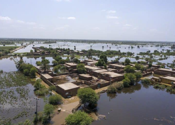 Vue aérienne d'une zone résidentielle inondée dans la province de Sindh, au sud-est du Pakistan. ©UNICEF/UN0696544/Zaidi