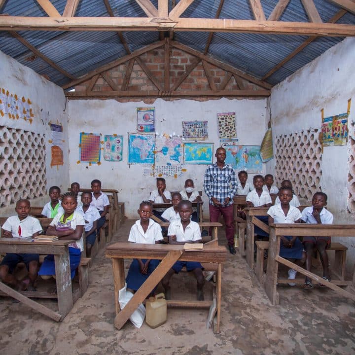 Le 29 novembre 2021, en République démocratique du Congo, une salle de classe pleine d'enfants lors d'un cours de rattrapage pour enfants déplacés. ©UNICEF/UN0579528/Mulala
