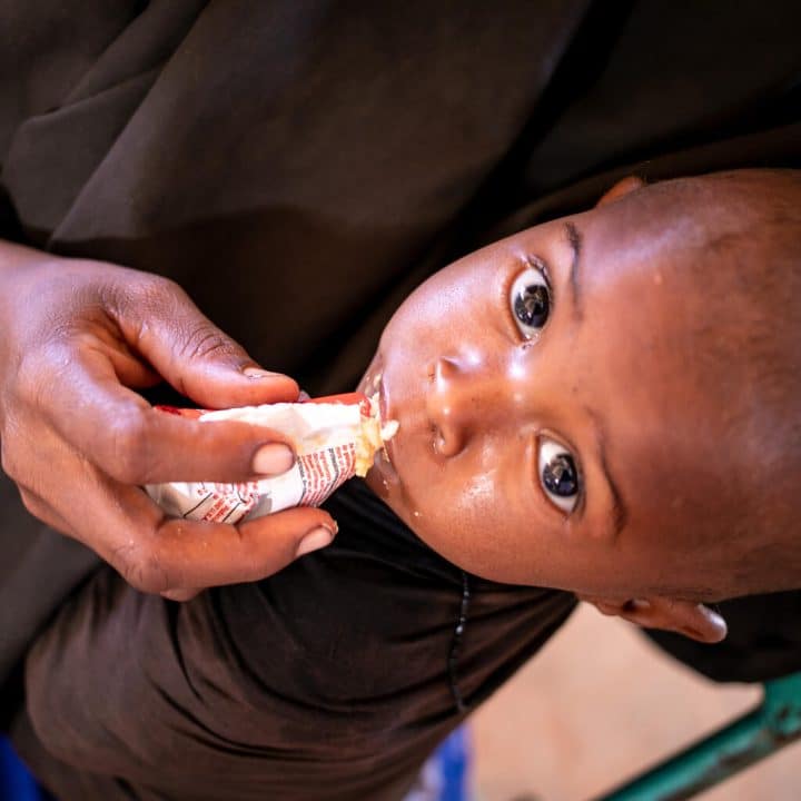 Des femmes et leurs enfants attendent de recevoir une assistance au centre de santé Community Empowerment and Development Action à Dolow, en Somalie, le 3 février 2022. ©UNICEF/UN0591072/Taxta