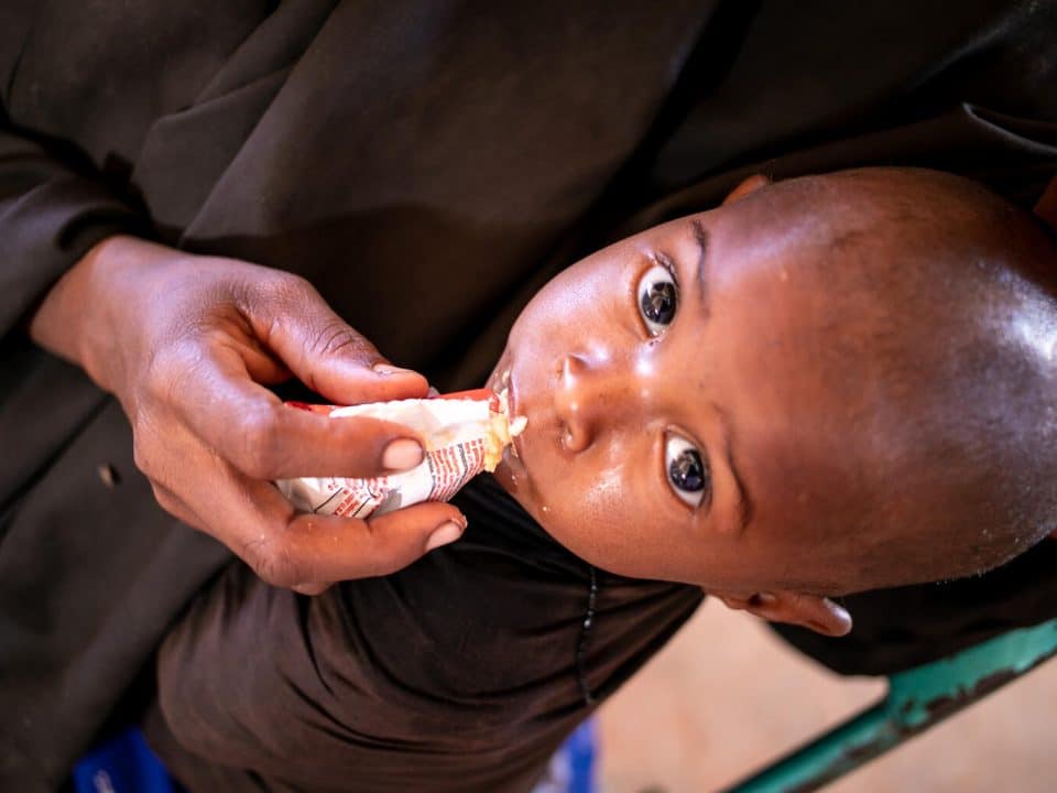 Des femmes et leurs enfants attendent de recevoir une assistance au centre de santé Community Empowerment and Development Action à Dolow, en Somalie, le 3 février 2022. ©UNICEF/UN0591072/Taxta