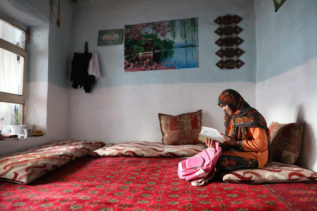 Photo d'Arezzo, 13 ans, chez elle à Kaboul en Afghanistan. Photo prise le 17 avril 2022. © UNICEF/UN0627067/Haya Burhan