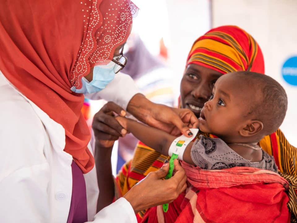 Un agent de santé mesure le bras d'un enfant pour évaluer son état nutritionnel, dans un camp de déplacés en Ethiopie.