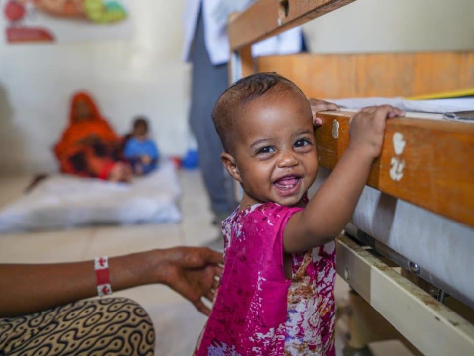 Obsinale, un an, se remet de la malnutrition à l'hôpital d'Hargeisa, en Somalie, le 19 juin 2022.