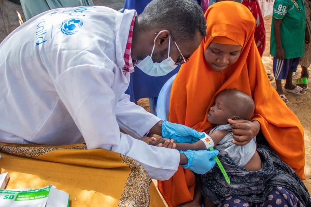 En Somalie, le fils d’Ayesha est pris en charge par les équipes de santé soutenues par l’UNICEF, le 13 juin 2022. © UNICEF/UN0663316/Sewunet