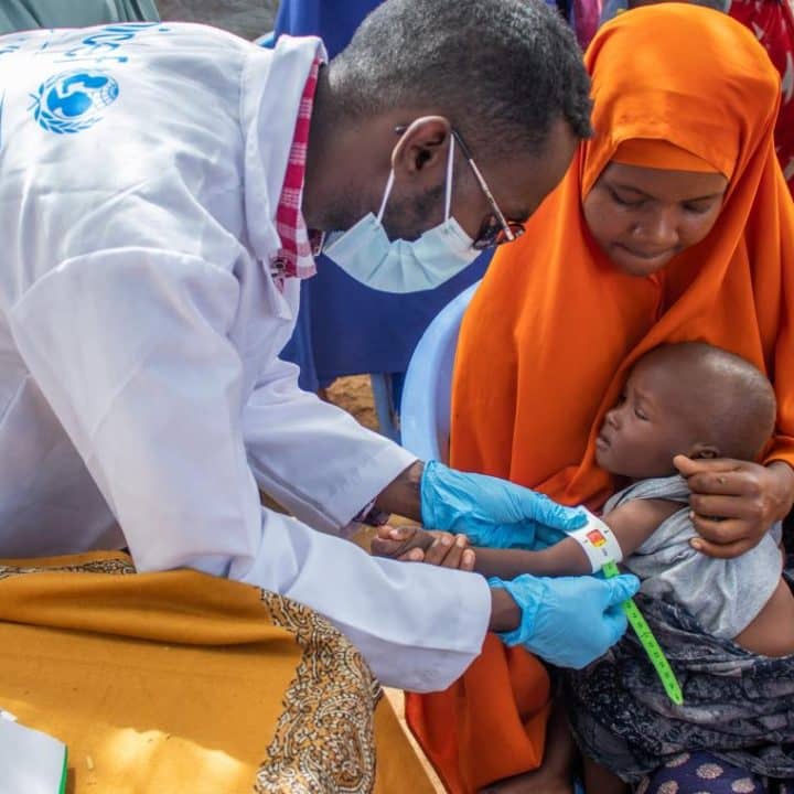 En Somalie, le fils d’Ayesha est pris en charge par les équipes de santé soutenues par l’UNICEF, le 13 juin 2022.