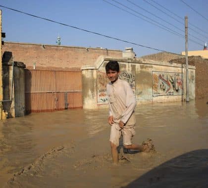 Au Pakistan, presque un mois après le début des inondations, la situation des enfants est toujours préoccupante