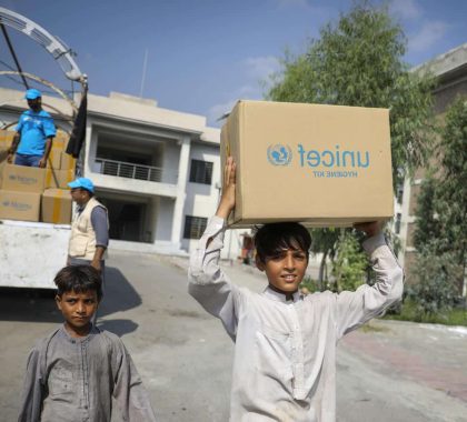 Pakistan: l’UNICEF livre des fournitures vitales pour aider les enfants touchés par les inondations