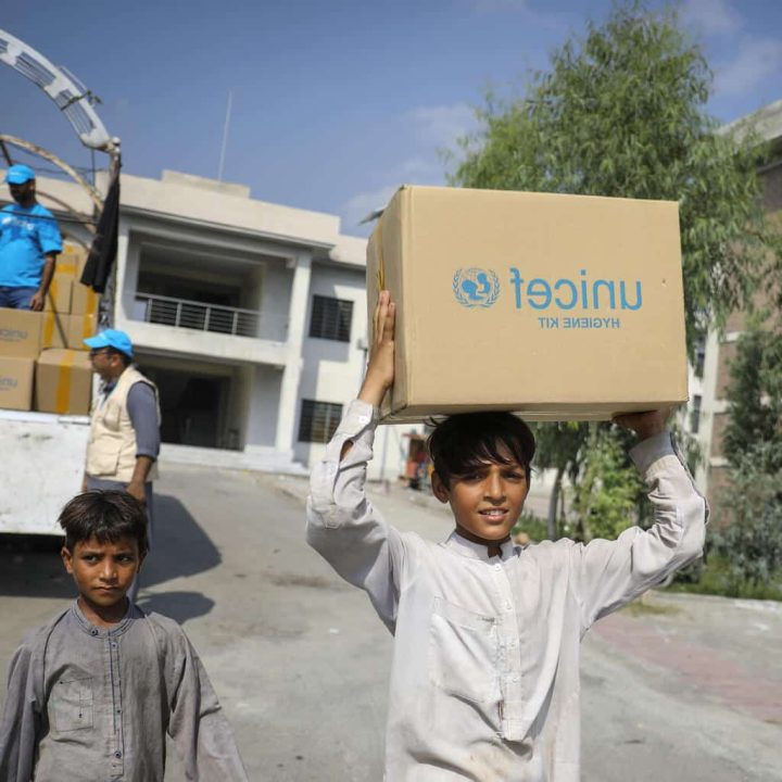Le 30 août 2022, Amjad Khan, 14 ans, reçoit une boîte de kit d'hygiène de l'UNICEF lors de la distribution dans le district de Nowshera, province de Khyber Pakhtunkhwa, au Pakistan. Amjad s'est réfugié avec sa famille dans un camp de secours provisoire après que les eaux de crue aient frappé leur maison dans la région de Nowshera Kalan. ©UNICEF/UN0696509/Zaidi