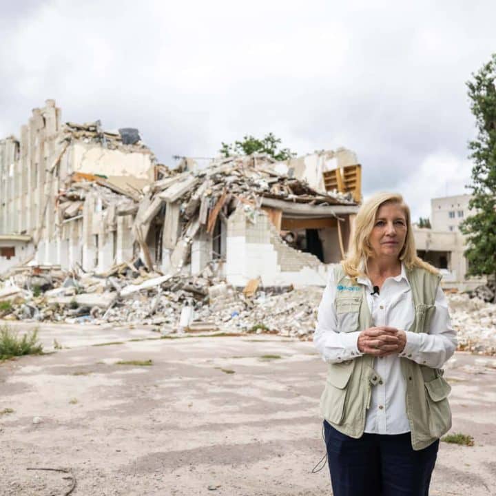 Le 31 août 2022 à Zhytomyr, en Ukraine, la directrice générale de l'UNICEF Catherine Russell visite l'école n°25, qui a été fortement endommagée depuis l'escalade de la guerre. ©UNICEF/UN0696677/Kulakovskiy