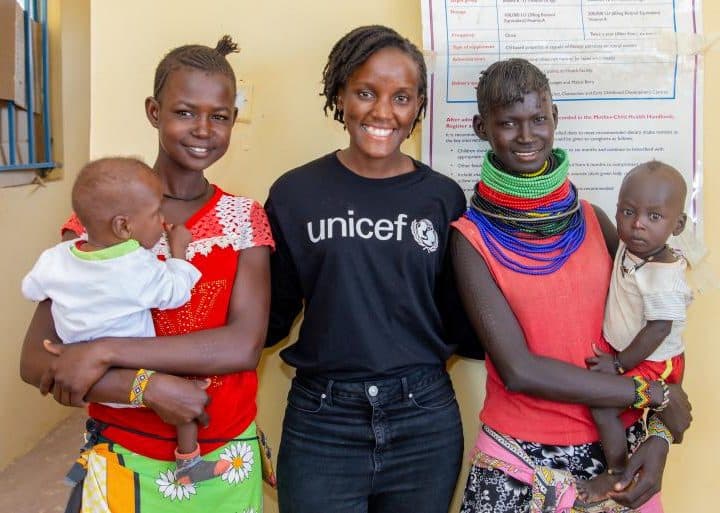 Dans le Comté de Turkana, au Kenya, Vanessa Nakate a rencontré des mères et leurs bébés ayant pu bénéficié d'un Programme Thérapeutique Ambulatoire pour les enfants souffrant de malnutrition aiguë sévère. ©UNICEF/Translieu/Nyaberi/UN0702702