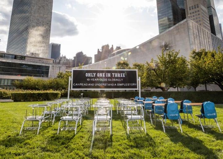 15 septembre 2022, photo de l'installation de l'UNICEF au siège des Nations Unies à New York, baptisée « Une classe en pleine crise de l’apprentissage ». ©UNICEF/UN0703363/Chris Farber/UNICEF via Getty Images