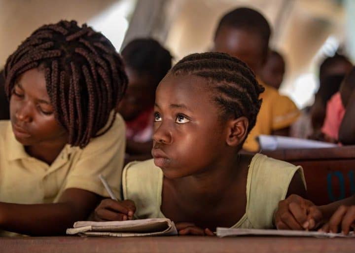 Des bénéficiaires du programme Accelerated Education étudient au centre d'apprentissage de Kashojwa, hébergé par l'école primaire de Kashojwa, dans le district d'Isingiro. UNICEF/UNI217999/Abdul