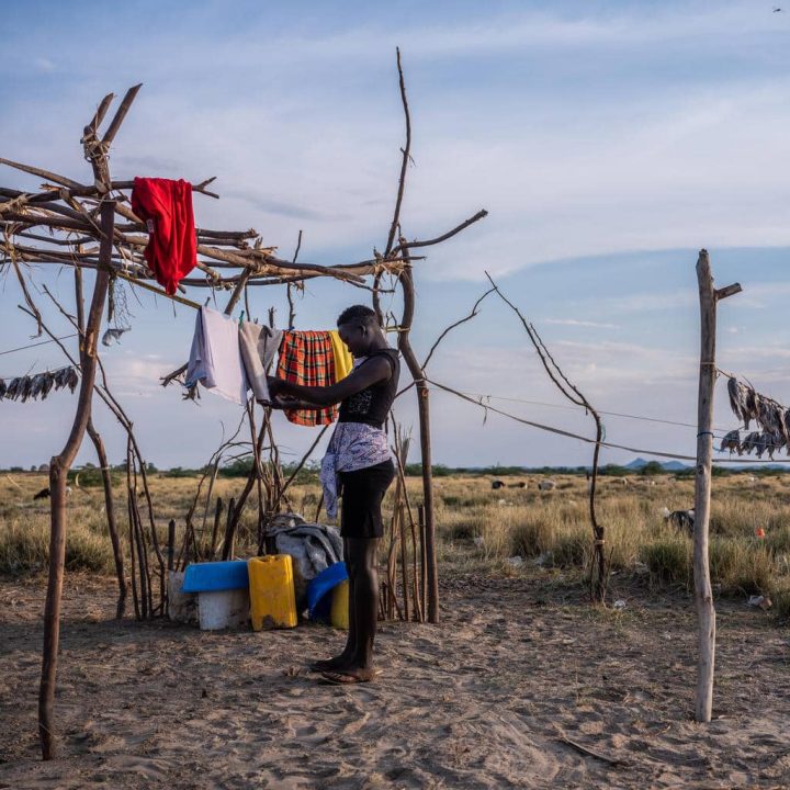 Le 8 août 2020, des poissons sont suspendus pour sécher le long d'une ligne dans une petite communauté de pêcheurs à l'extérieur de la ville de Kalokol au Kenya. Les sécheresses persistantes ont décimé leurs troupeaux et la pêche est désormais la principale source de subsistance. © UNICEF/UNI361793/Sobecki VII Photo