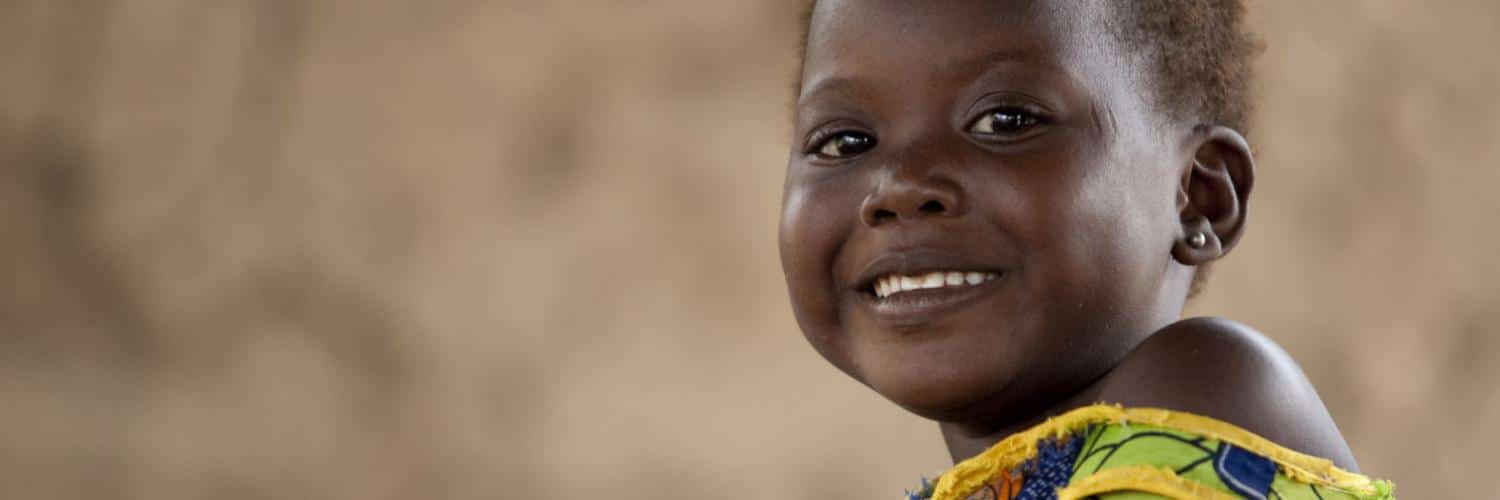 Une petite fille sourit à Banankoro au Mali où l'UNICEF soutient des activités de sensibilisation à la santé.