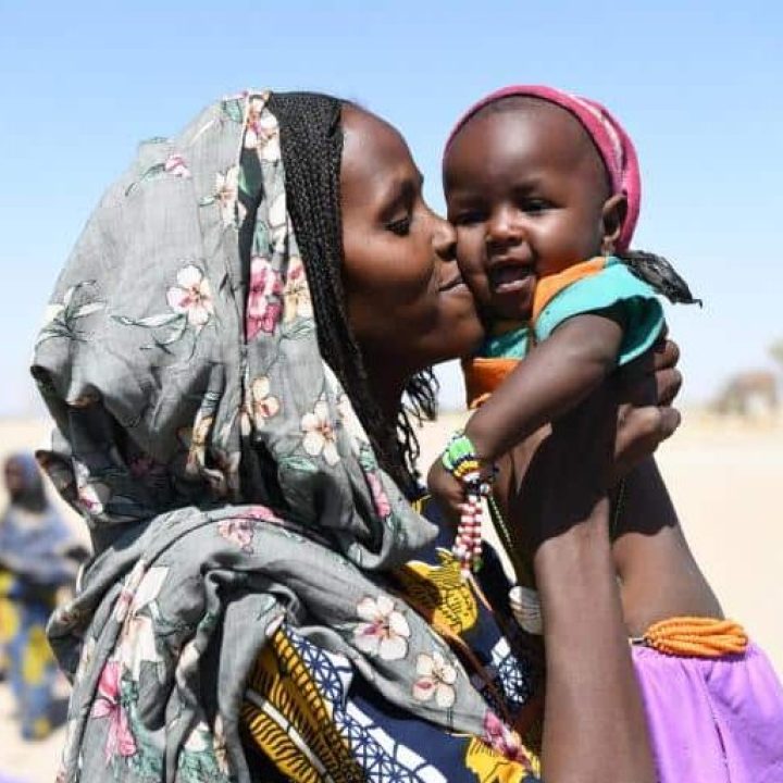 Zenaba Oumar, une femme déplacée de 35 ans, serre son bébé dans ses bras sur le site du camp de déplacés d'Amma, près de Liwa, dans l'ouest du Tchad. © UNICEF/UN0594629/Dejongh