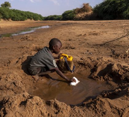 Changement climatique : un nouveau rapport de l’UNICEF anticipe un avenir inquiétant pour 2 milliards d’enfants