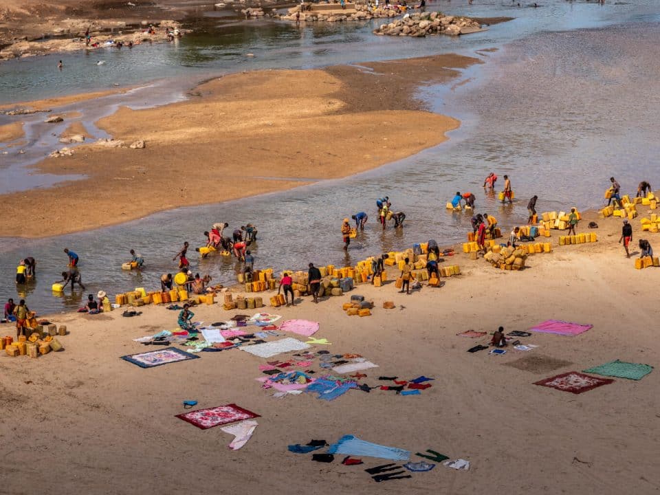 La rivière Manabovo est complétement asséchée. Ces images ont été prises il y a quelques semaines à Tsiombe, au sud de Madagascar. Aujourd’hui, les habitants sont obligés de creuser des trous dans la rivière dans l’espoir de trouver de l’eau.