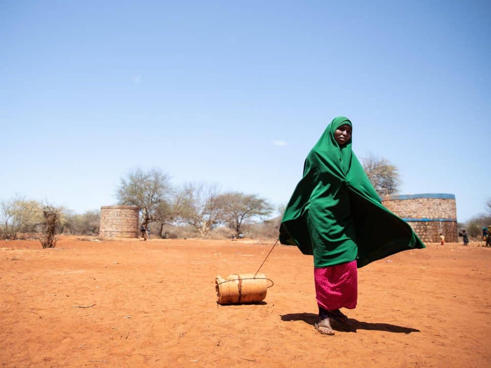 « Je regrette de ne pas être allée à l'école. Je passais des heures à ramener de l'eau d'un village éloigné. Aujourd’hui, je suis si heureuse que nous ayons de l'eau depuis notre village. L’eau c’est la vie ! J’aimerais même m’inscrire pour aller à l'école », confie la jeune Nuria.