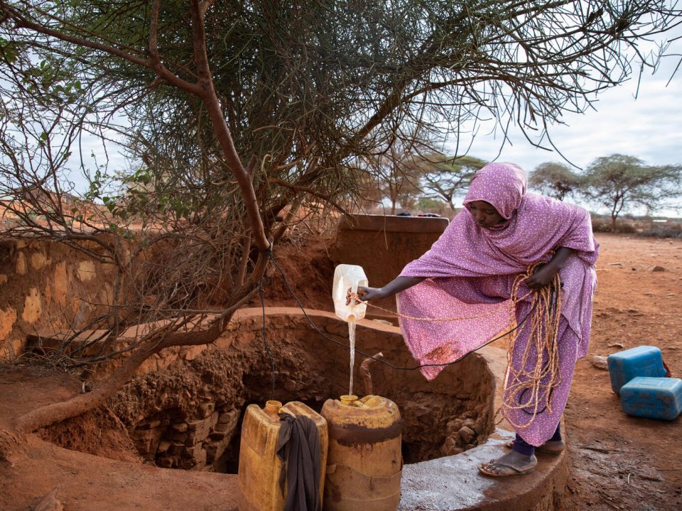 Naima a 14 ans. En tant qu’ainée de sa fratrie, elle est en charge de ramener de l’eau à la maison. Elle se dépêche d’y aller tôt le matin avant ses cours