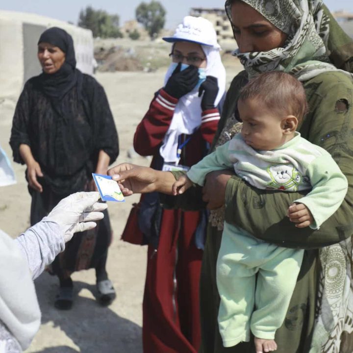 Les équipes de l'UNICEF mènent une campagne d’information et de prévention au sujet du choléra dans le quartier informel de Yawnani, dans la ville de Raqqa, au nord-est de la Syrie, le 21 septembre 2022. © UNICEF/UN0710295/Souleiman