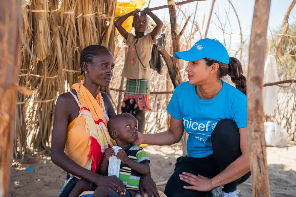 L'ambassadrice itinérante de l'UNICEF Priyanka Chopra Jonas rencontre Apolo Lokai, 2 ans, qui est traité pour malnutrition, avec un sachet d'aliments thérapeutiques prêts à l'emploi (RUTF) © UNICEF/UN0722082/Wahome
