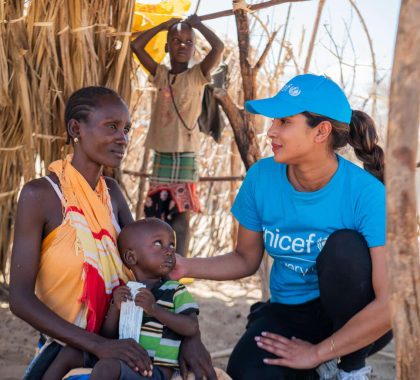Priyanka Chopra Jonas, ambassadrice de l’UNICEF rencontre des enfants souffrant de malnutrition sévère au Kenya