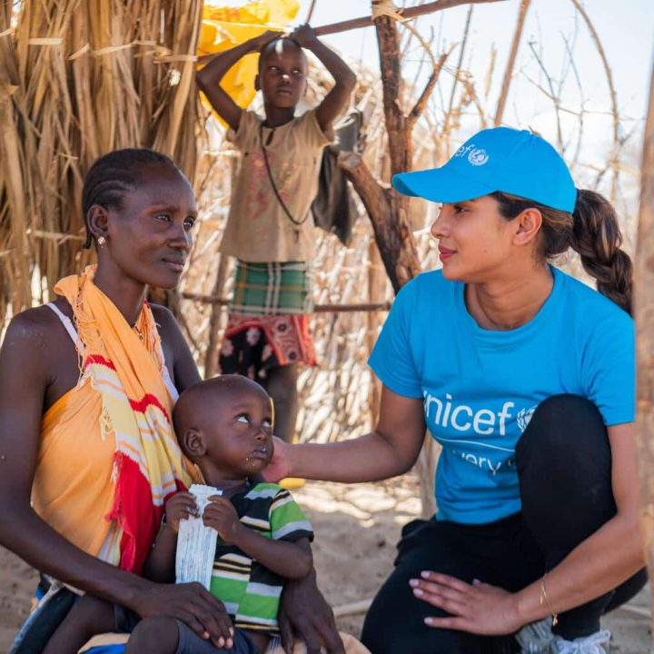 L'ambassadrice itinérante de l'UNICEF Priyanka Chopra Jonas rencontre Apolo Lokai, 2 ans, qui est traité pour malnutrition, avec un sachet d'aliments thérapeutiques prêts à l'emploi (RUTF) © UNICEF/UN0722082/Wahome
