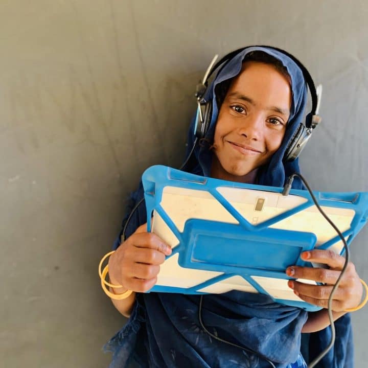 Le 2 septembre 2019, un enfant apprend sur une tablette dans une nouvelle salle de classe à Tamantay, au Soudan, lors de la première journée d'apprentissage en ligne dans le cadre du programme Can't Wait to Learn.