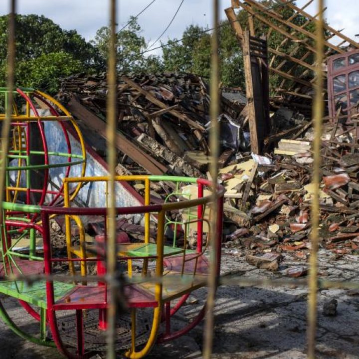 Le 24 novembre 2022, une vue de l'école maternelle PGRI Cugenang qui a été détruite par le récent tremblement de terre à Cianjur, province de Java Ouest, Indonésie. © UNICEF/2022/Wilander