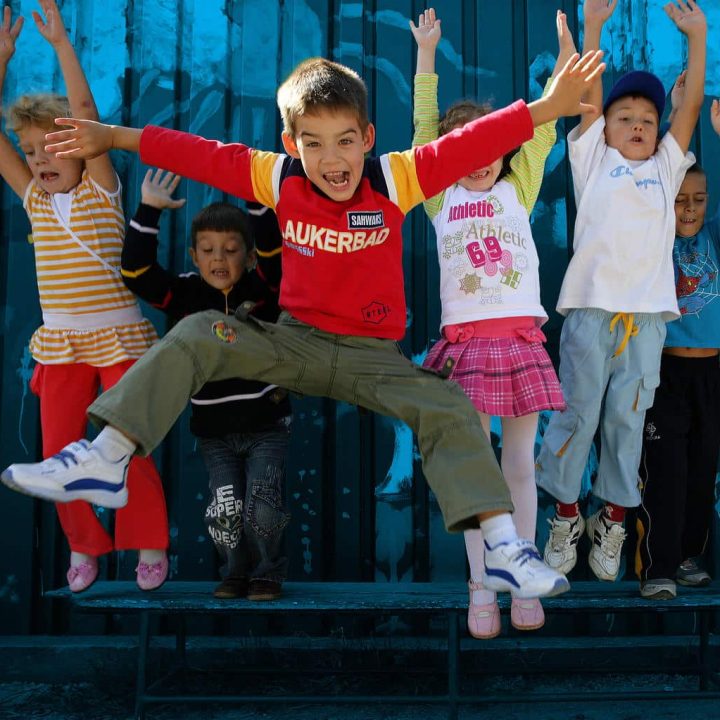 En 2007, en Roumanie, des enfants s'amusent dans une aire de jeux de Bucarest. ©UNICEF/UN0253011/Pirozzi