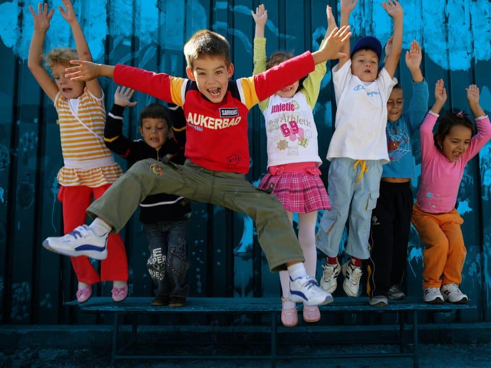 En 2007, en Roumanie, des enfants s'amusent dans une aire de jeux de Bucarest. ©UNICEF/UN0253011/Pirozzi