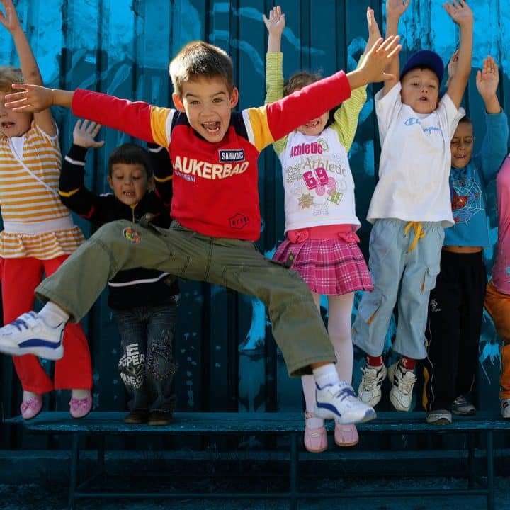 Des enfants sautent dans une aire de jeux à Bucarest, la capitale, en Roumanie.