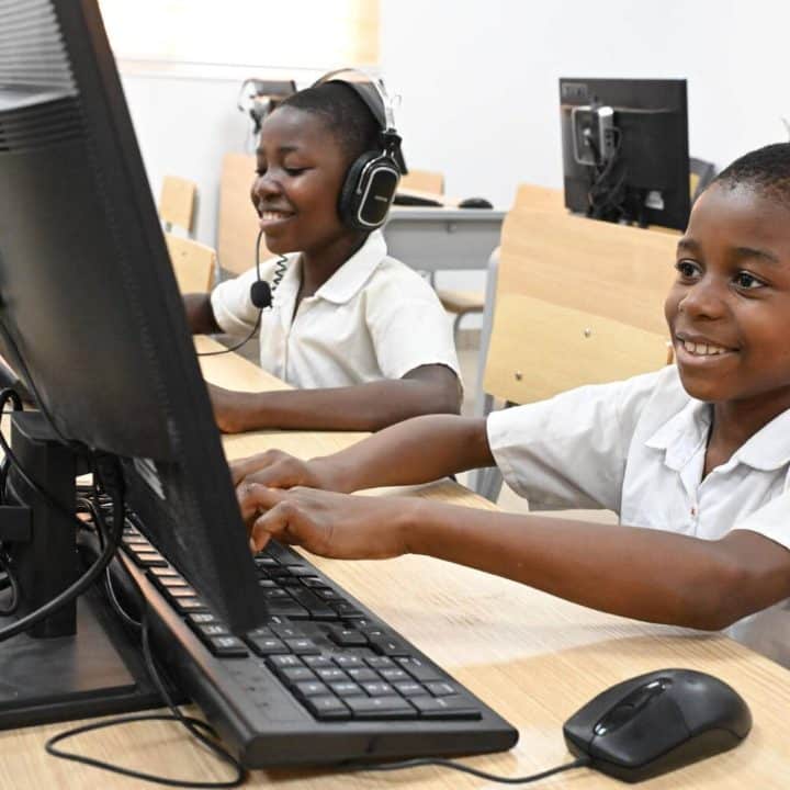 Des élèves travaillent dans la salle informatique du Lycée Mamie Adjoua à Bingerville, dans le sud de la Côte d'Ivoire. UNICEF/UN0592548/Diarassouba