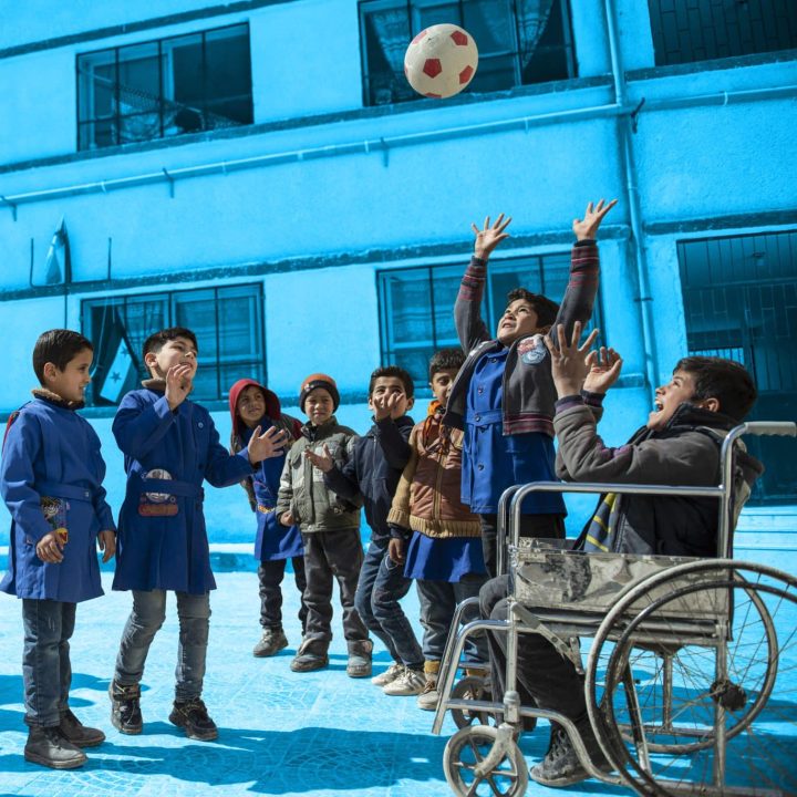 Azzam, 12 ans, joue avec ses amis pendant un cours de sport dans la cour de l'école Al-Nashabieh Al-Mohdatheh à Nashabieh, dans la région rurale de Damas, en Syrie, le 21 février 2022. ©UNICEF/UN0603134/Belal