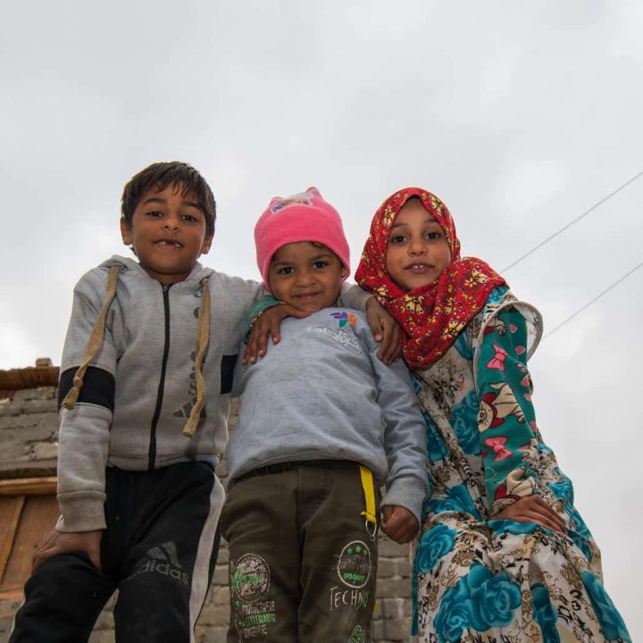 Basmala, Jana, Mahmoud et Abd El-Salam sont des frères et sœurs vivant dans un village du Fayoum (sud de l'Égypte). Les familles résidant dans le village viennent d'obtenir la satisfaction de l'un des besoins les plus fondamentaux en 2022 : l'accès à l'eau potable à domicile. © UNICEF/UN0639383/Emad